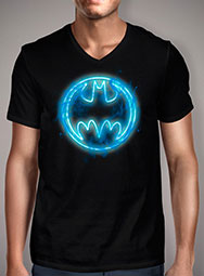 Мужская футболка с V-образным вырезом Neon Blue Bat Signal