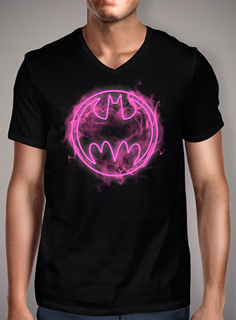 Мужская футболка с V-образным вырезом Neon Pink Bat Signal