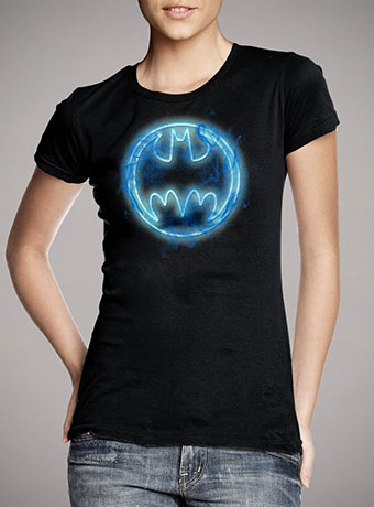 Женская футболка Neon Blue Bat Signal
